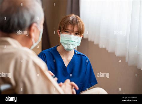 Infirmière japonaise mature Banque de photographies et dimages à haute résolution Alamy