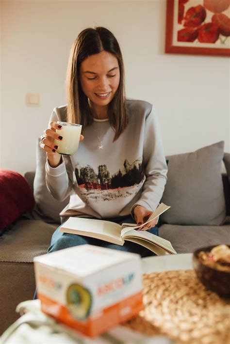 Image libre Jolie fille Brunette limonade consommation d alcool boisson livre lecture à