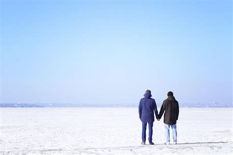 Un Couple Gay Heureux Se Tenant Par La Main L Ext Rieur Photo Premium