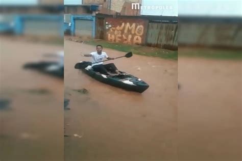 V Deo Mostra Morador Usando Caiaque Para Atravessar Rua No Df Metr Poles