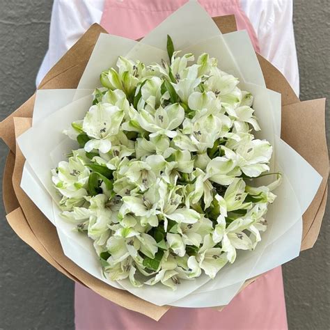 Купить букет из 15 белых альстромерий в крафте по доступной цене с ...
