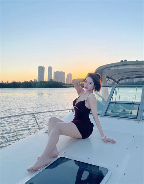 Hot girl Trâm Anh mặc bikini nóng bỏng khoe vòng một khủng Saostar vn