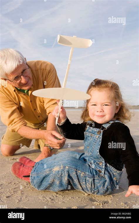 Beb Ni A Jugando Con Un Avi N De Juguete Y Su Abuelo Detr S De Ella