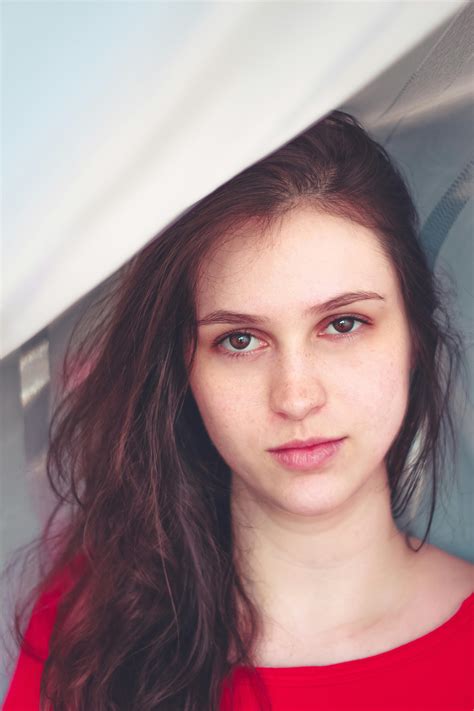 Mulher De Camisa Vermelha Tirando Selfie · Foto profissional gratuita