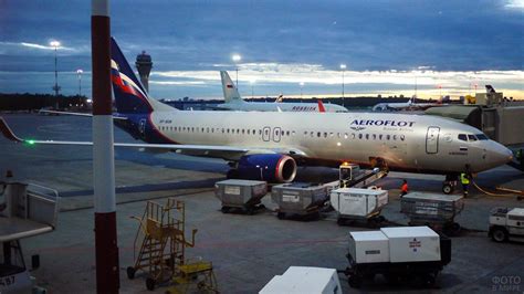 Погрузка багажа в самолёт Аэрофлота в вечернем аэропорту - СМОТРИТЕ ЕЩЁ ...