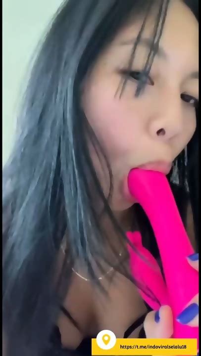Ngocok Memek Pakai Dildo Pink Di Kamar Mandi