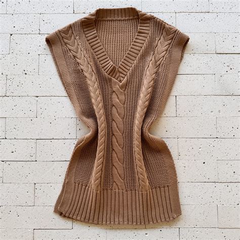 COLETE TRICO DETALHE TRAMA E ABERTURA LATERAL NUDE Dondoca Moda Feminina
