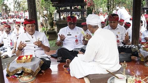 Jajaran Pemkab Tabanan Laksanakan Sembahyang Purnama Jiyesta Di Pura