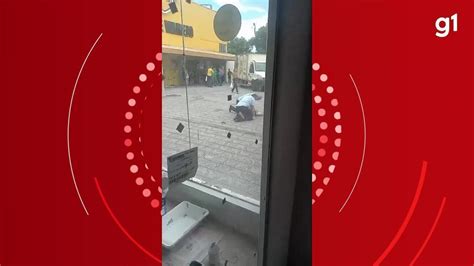 Vídeo Homem morre após ser imobilizado por seguranças em supermercado