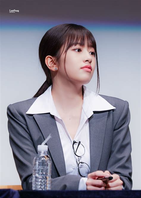 안경 쓰고 오피스룩 입은 안유진 비주얼 - 걸그룹연예인 - 움짤저장소