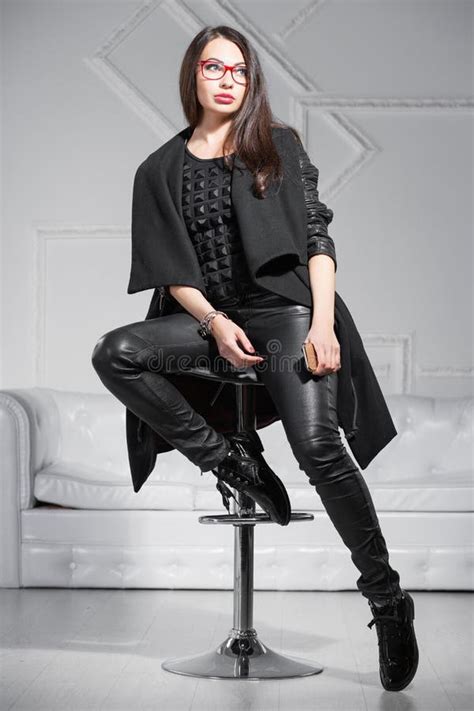 Junger Reizend Brunette in Den Gläsern Stockfoto Bild von mädchen bezaubernd