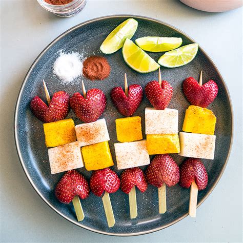 Brochetas De Fruta California Strawberry Commission