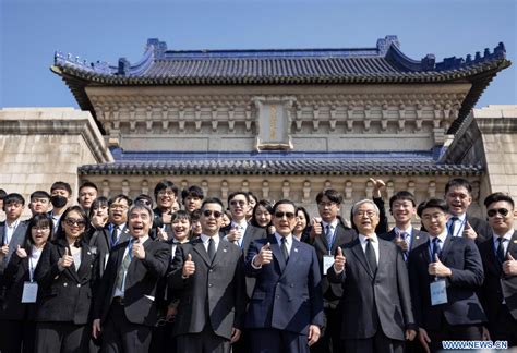 L ancien dirigeant de Taiwan Ma Ying jeou visite le mausolée de Sun Yat