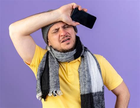 Douleur Jeune Homme Slave Malade Blonde Portant Un Chapeau D Hiver Photo Gratuite