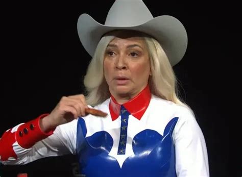 Maya Rudolph brings the heat as Beyoncé on SNL s Hot Wings challenge