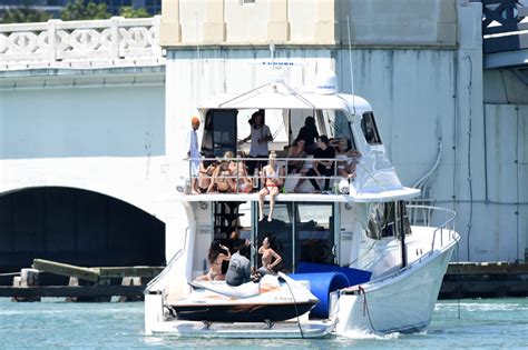 Relax Halsey en sexy bikini blanc avec Josie Canseco sur un yacht à