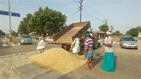 Farmers Dump Paddy On Road Demanding Opening Of Procurement Centres In