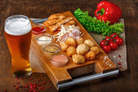 Grupo Grande De Petiscos Para A Cerveja Inclui Bolas Fritadas Do Queijo