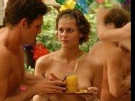 Naked Sarah Kim Gries in Barfuß bis zum Hals