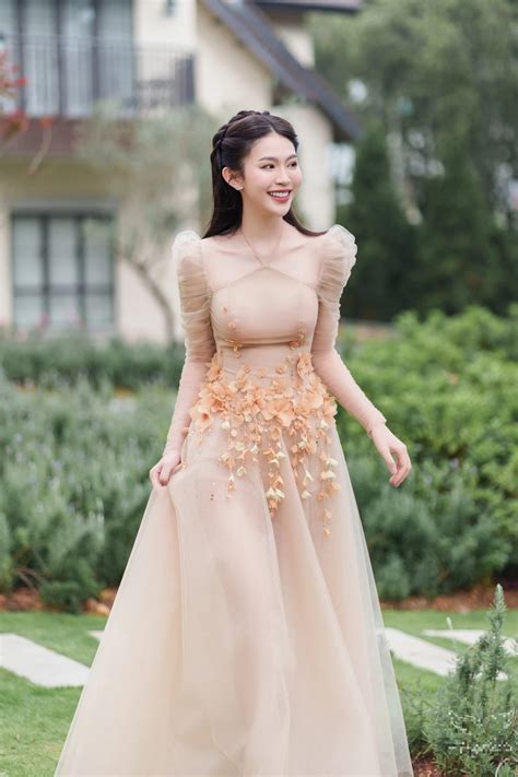 Nhập tiệc cuối năm với nét sang chảnh kiêu kỳ của váy màu nude