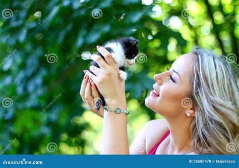 Het Meisje Van De Blonde Met Katje Stock Foto Image Of Vrienden Aantrekkelijk