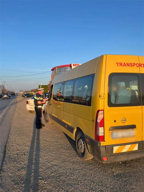 43 de microbuze care transportă elevi au fost verificate de polițiști