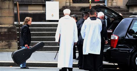 El Funeral De Malcolm Young Y La Desgarradora Imagen De Su Hermano