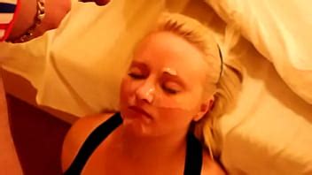 Puta blanca recibiendo una ración de esperma en la boca XVIDEOS