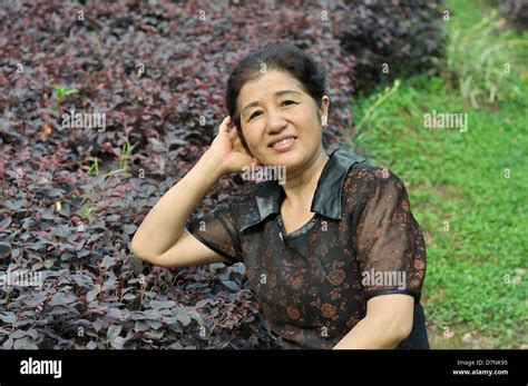 Femme Mature Asiatique Dans La Nature Photo Stock Alamy