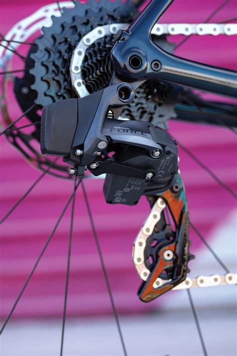 SRAM Force eTap AXS is here – Road Bike Action