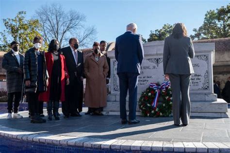 Biden Harris Visit MLK S Grave During Atlanta Voting Rights Push