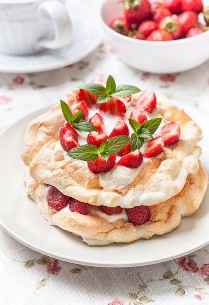 Tarta Pavlova Con Fresas Frescas Foto Premium