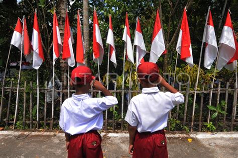 KIRAB DAN MEMASANG 77 BENDERA MERAH PUTIH ANTARA Foto