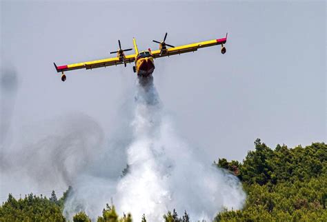 Fire Fighting Plane Crashes In Greece Pilot Found Safe GreekReporter