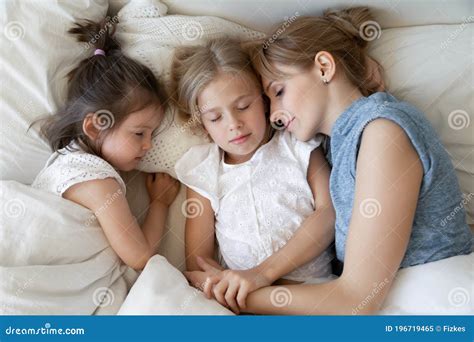 M Re Avec Des Enfants Dormaient Paisiblement Dans Son Lit Image Stock