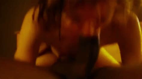 ESPOSA DELGADA CON VAGINA AFEITADA ES PERFORADA POR ENORME PENE