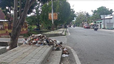 Sampah Menumpuk Di Bahu Jalan Madura Kota Gorontalo Warga Khawatir