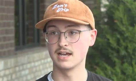 Un Camarero Gay Llora Despu S De Que Un Cliente Dejara Un Insulto Homof Bico En El Recibo En