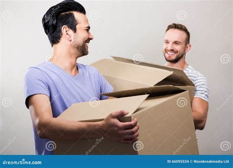 Pares Gay Felices Que Sostienen Las Cajas Foto De Archivo Imagen De Homosexual Mitad 66095534