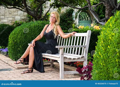Femme Blonde Sexy S asseyant Sur La Mode De Banc Image stock Image du beauté âge