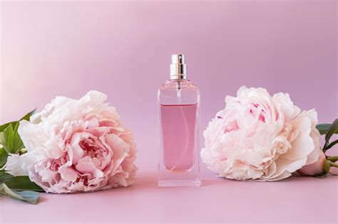 Belle Bouteille De Parfum Féminin Sur Fond Rose Avec Une Fleur Chic De