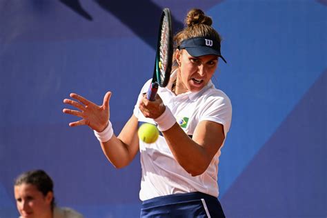 A Gazeta Bia Haddad volta ao top 10 no ranking feminino do tênis