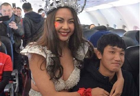 NHM bức xúc vì Vietjet đưa người mẫu bikini lên máy bay chở U23 VN