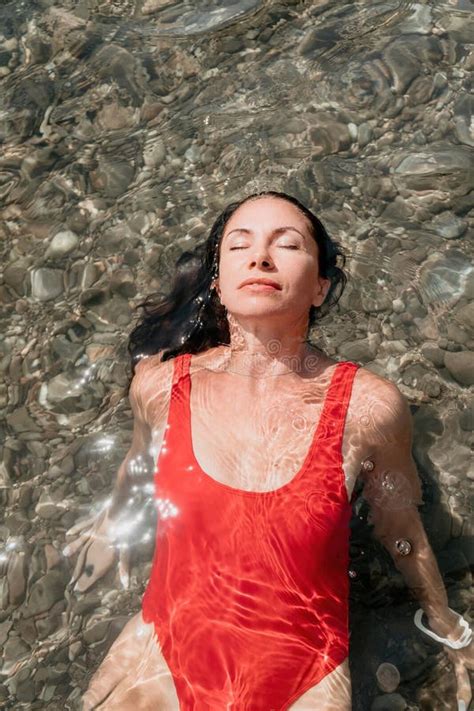 Retrato De Viaje De Mujer Retrato De Una Mujer Feliz Con El Pelo Largo En Un Bikini Rojo