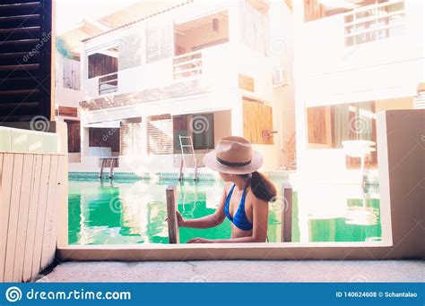 Bikini De Port Et Chapeau De Paille De Femme Asiatique Dans La Piscine Vacances De Voyage Photo