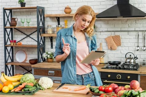 Femme Blonde Dans La Cuisine Photo Gratuite