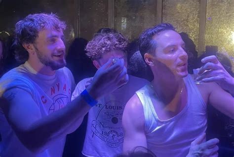 Andrew Scott celebró su cumpleaños con Paul Mescal en un antro gay y se hacen virales