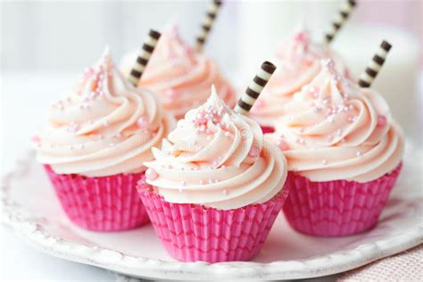 Plato De Cupcakes Rosa Imagen De Archivo Imagen De Torta 207852469