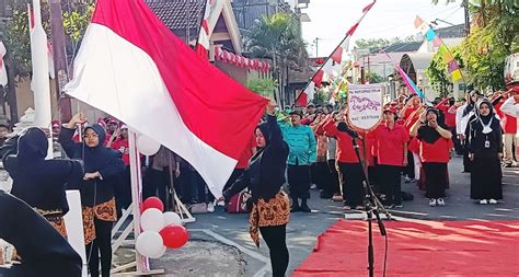 warga kestalan gelar upacara bendera  agustus dimeriahkan tari  lomba