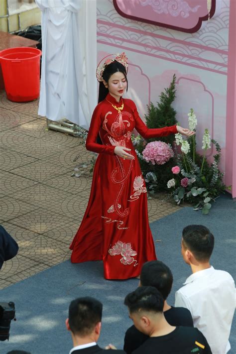 Hot girl Chu Thanh Huyền đẹp rạng ngời khi cùng Quang Hải về dinh